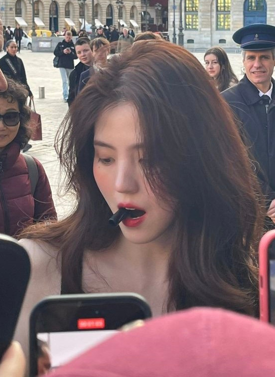 Theo đó, khoảnh khắc Han So Hee nhận quà từ fan, hay cắn nắp bút ký tên cho người hâm mộ đều lan truyền mạnh mẽ trên mạng xã hội. Theo Naver, vẻ đẹp của Han So Hee khác biệt với các minh tinh Hàn Quốc nhờ sự hoang dã, có phần bí ẩn. Ngôi sao phim Sinh Vật Gyeongseong có nhan sắc nữ tính, song tính cách mạnh mẽ, thẳng thắn. Sự tự tin giúp cô càng tỏa sáng dù trang điểm nhẹ, trang phục không lộng lẫy.