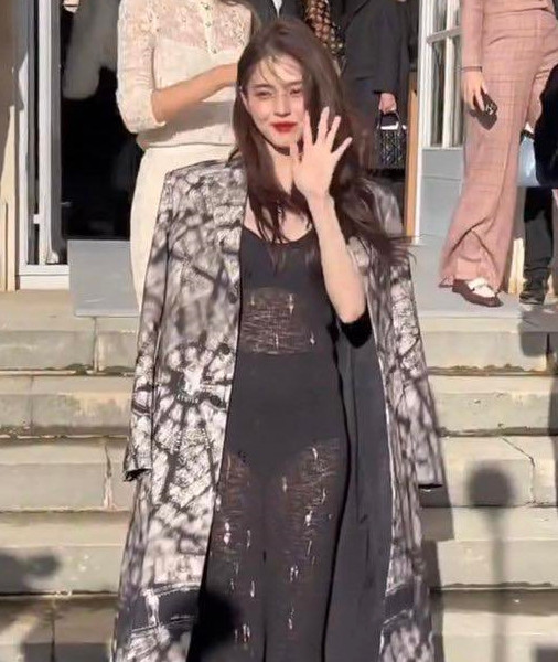 Nhưng phải đến năm 2020, tên tuổi của Han So Hee mới bật lên nhờ vai nữ phụ trong phim Thế giới hôn nhân. Dù đóng vai tiểu tam, cướp chồng nữ chính, vẻ đẹp ấn tượng của So Hee vẫn khiến khán giả mê mẩn. Nữ diễn viên được tung hô là "tiểu tam đẹp nhất màn ảnh Hàn Quốc". Thế giới hôn nhân kết thúc với tư cách là phim có tỷ suất người xem cao nhất trong lịch sử truyền hình cáp Hàn Quốc, từ đó đẩy sự nghiệp của Han So Hee lên một nấc cao mới.