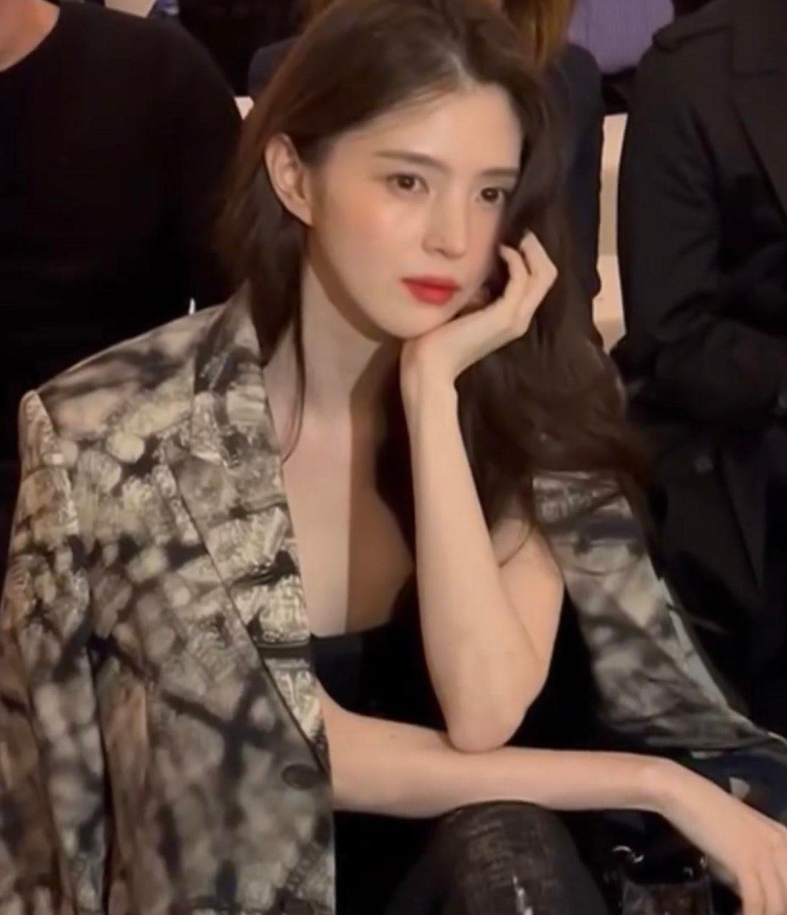 Ngoài ra, nữ diễn viên còn được khán giả yêu thích khi không ngại chia sẻ về quá khứ của mình khi cô còn nổi loạn. Han So Hee cũng nhận được sự đồng cảm của công chúng khi thừa nhận có người mẹ chuyên lừa đảo, bòn rút tiền của con gái. Mẹ của nữ diễn viên đã sử dụng tài khoản của cô để lừa đảo số tiền 85 triệu won, khiến danh tiếng của Han So Hee bị tổn hại. Cuối cùng, công ty quản lý của người đẹp phải lên tiếng không có kế hoạch chia sẻ trách nhiệm trả khoản nợ cho mẹ của mình, nhằm ngăn chặn việc mẹ cô tái phạm. Han So Hee cũng từng chia sẻ việc cô phải kiếm tiền từ sớm để trả nợ cho mẹ, song mẹ cô vẫn tái phạm lỗi.