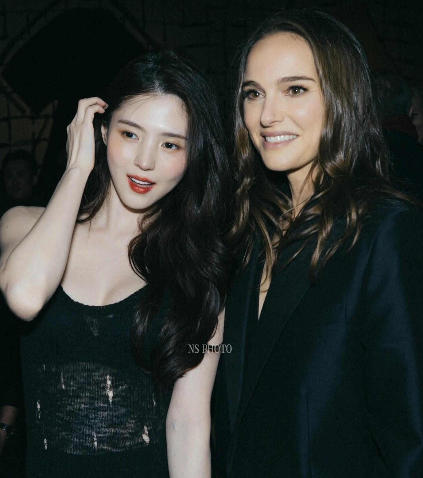 Han So Hee nóng bỏng trong bộ váy ren xuyên thấu, tham dự show thời trang của Dior. Trong những hình ảnh do "hung thần getty images" đăng tải, nhan sắc của Han So Hee cũng không bị lu mờ. Nữ diễn viên còn có dịp chụp ảnh kỷ niệm với siêu sao Thiên nga đen Natalie Portman.