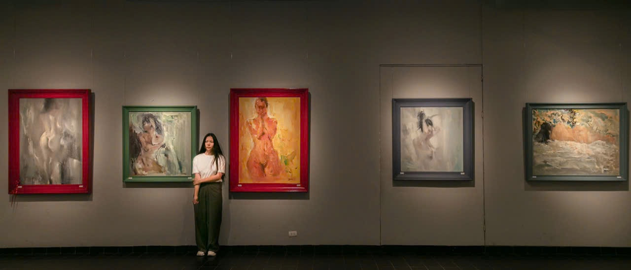 Các bức vẽ được dựa trên chính cơ thể cô. Các bức vẽ được dựa trên chính cơ thể cô.