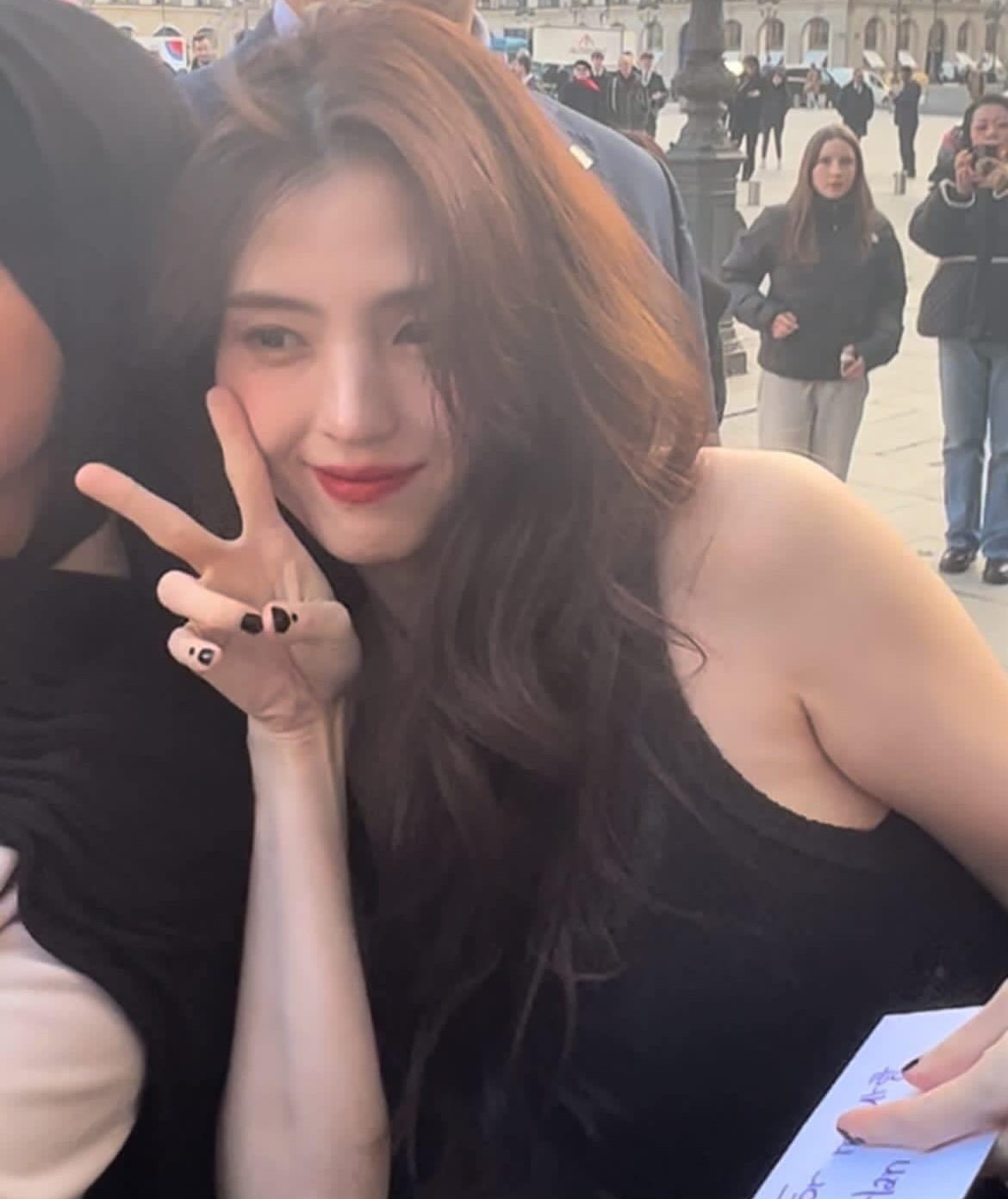 Ngày 23/1, Naver đưa tin Han So Hee đã tới Pháp để dự show trình diễn thời trang 2024-2025 Spring/Summer của nhà mốt Dior. Hành trình của nữ diễn viên Thế giới hôn nhân xuất hiện được người hâm mộ săn đón. Giây phút cô tới nơi tổ chức sự kiện, khán giả đều trầm trồ trước vóc dáng quyến rũ, gương mặt đẹp tựa nữ thần của minh tinh sinh năm 1994.