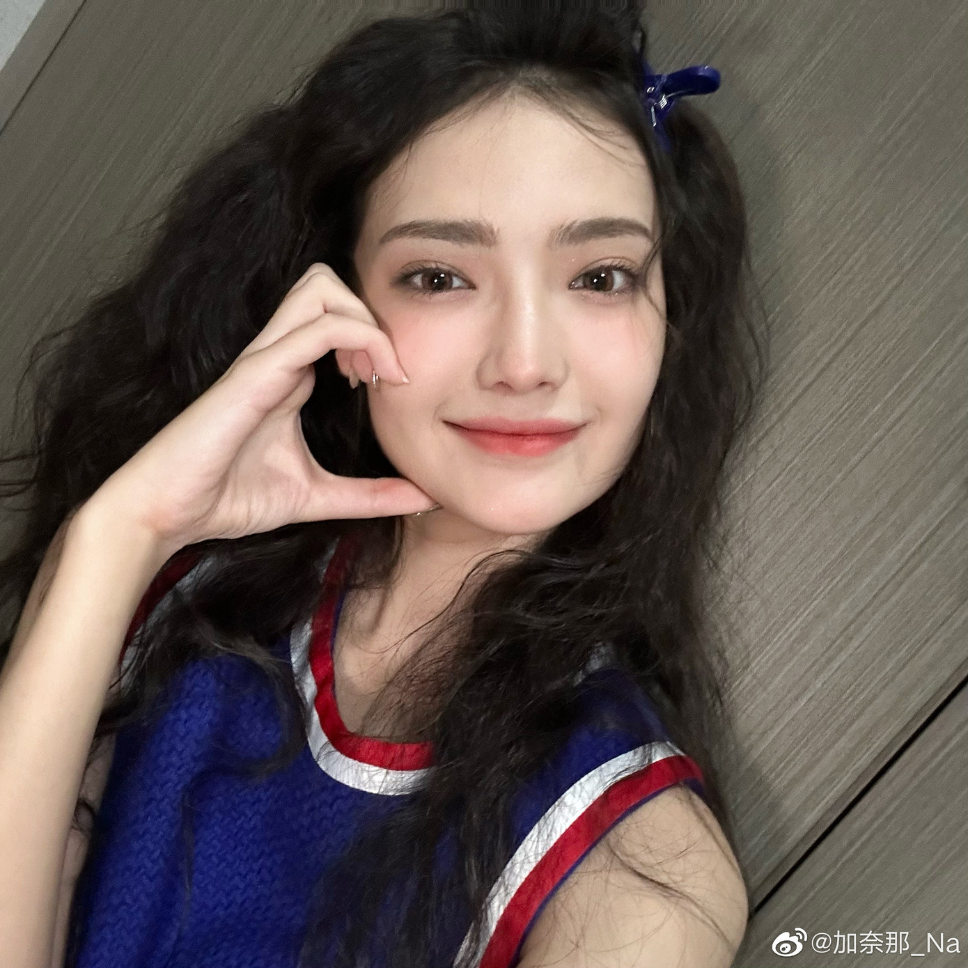 QQ bình luận Gia Nại có thế mạnh về ngoại hình, nét đẹp Tây Vực Trung Quốc đặc biệt giúp khán giả nhớ cô ngay trong những vai diễn đầu tiên. Bên cạnh đó, diễn xuất của người đẹp sinh năm 2002 cũng được nhận xét là tự nhiên, sinh động, thổi hồn vào mỗi nhân vật. Cô luôn tìm được nét riêng làm điểm nhấn cho vai diễn. Yến Sảng mạnh mẽ nhưng hào sảng, trong khi đó Sóc Tuyền có phần sắc sảo hơn, còn Trương Hảo Hảo là sự mạnh mẽ ẩn giấu trong nội tâm được che đậy bởi vẻ kiêu kỳ bên ngoài.