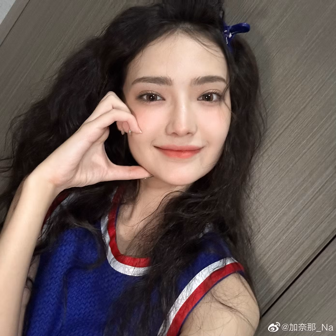 QQ bình luận Gia Nại có thế mạnh về ngoại hình, nét đẹp Tây Vực Trung Quốc đặc biệt giúp khán giả nhớ cô ngay trong những vai diễn đầu tiên. Bên cạnh đó, diễn xuất của người đẹp sinh năm 2002 cũng được nhận xét là tự nhiên, sinh động, thổi hồn vào mỗi nhân vật. Cô luôn tìm được nét riêng làm điểm nhấn cho vai diễn. Yến Sảng mạnh mẽ nhưng hào sảng, trong khi đó Sóc Tuyền có phần sắc sảo hơn, còn Trương Hảo Hảo là sự mạnh mẽ ẩn giấu trong nội tâm được che đậy bởi vẻ kiêu kỳ bên ngoài.