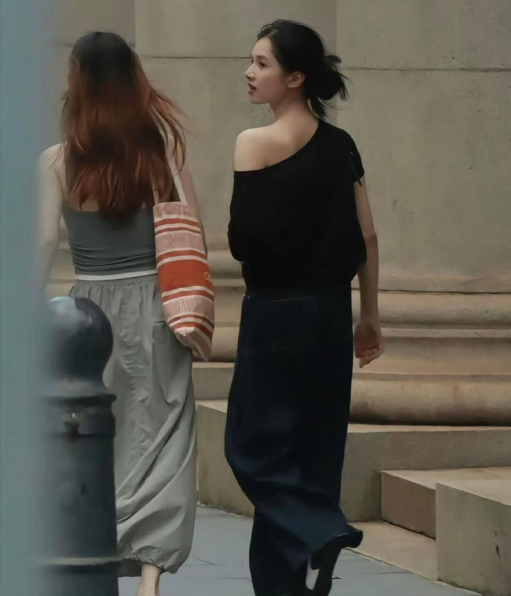 Trương Tịnh Nghi là công chúa Đông Thân, công ty giải trí do Trần Khôn, Châu Tấn thành lập, Thư Kỳ là cổ đông. Theo truyền thông Trung Quốc, cô nhận Trần Khôn là cha nuôi. Ở nữ diễn viên sinh năm 1999 toát ra sự tự tin, cuốn hút vừa nữ tính vừa mạnh mẽ. Khuôn mặt của Trương Tịnh Nghi cũng được đánh giá là đẹp không góc chết.