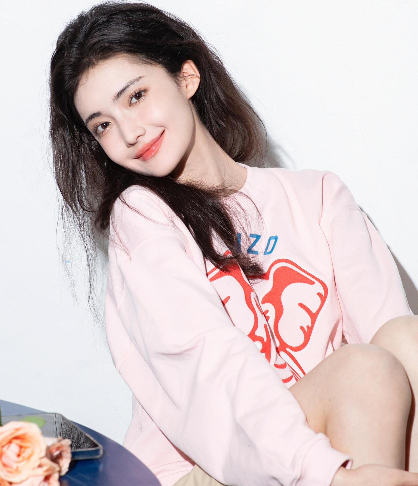 Gia Nại sinh năm 2002, tên thật là Na Trát Khai Đề Mãi Hợp Mộc Đề. Cô thi đỗ Học viện Hý kịch Trung Quốc chuyên ngành Biểu diễn hý kịch với thành tích đứng thứ 22 toàn quốc. Đồng thời, người đẹp còn đỗ chuyên ngành diễn xuất của 2 đại học lớn là Thượng Hải và Nam Kinh. Hiện tại, Gia Nại là nghệ sĩ thuộc công ty giải trí Hạo Hãn, đàn em của các tài tử Lý Thần, Đỗ Thuần, Trịnh Khải, Trần Hách (cháu họ Trần Khải Ca). Họ đều là những ngôi sao lớn, có mối quan hệ sâu rộng trong giới giải trí. Do đó, sự nghiệp của Gia Nại được đánh giá là rộng mở, không thiếu dự án phim để đóng.