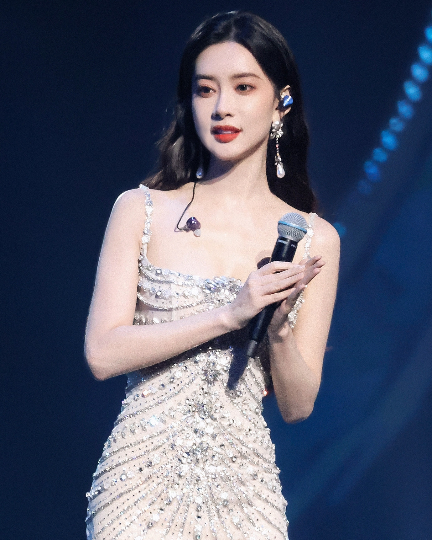 Bạch Lộc lộ cảnh hát nhép. Mạnh Tử Nghĩa (phải) hát thật nhưng lạc giọng cả bài. Bạch Lộc lộ cảnh hát nhép. Mạnh Tử Nghĩa (phải) hát thật nhưng lạc giọng cả bài.