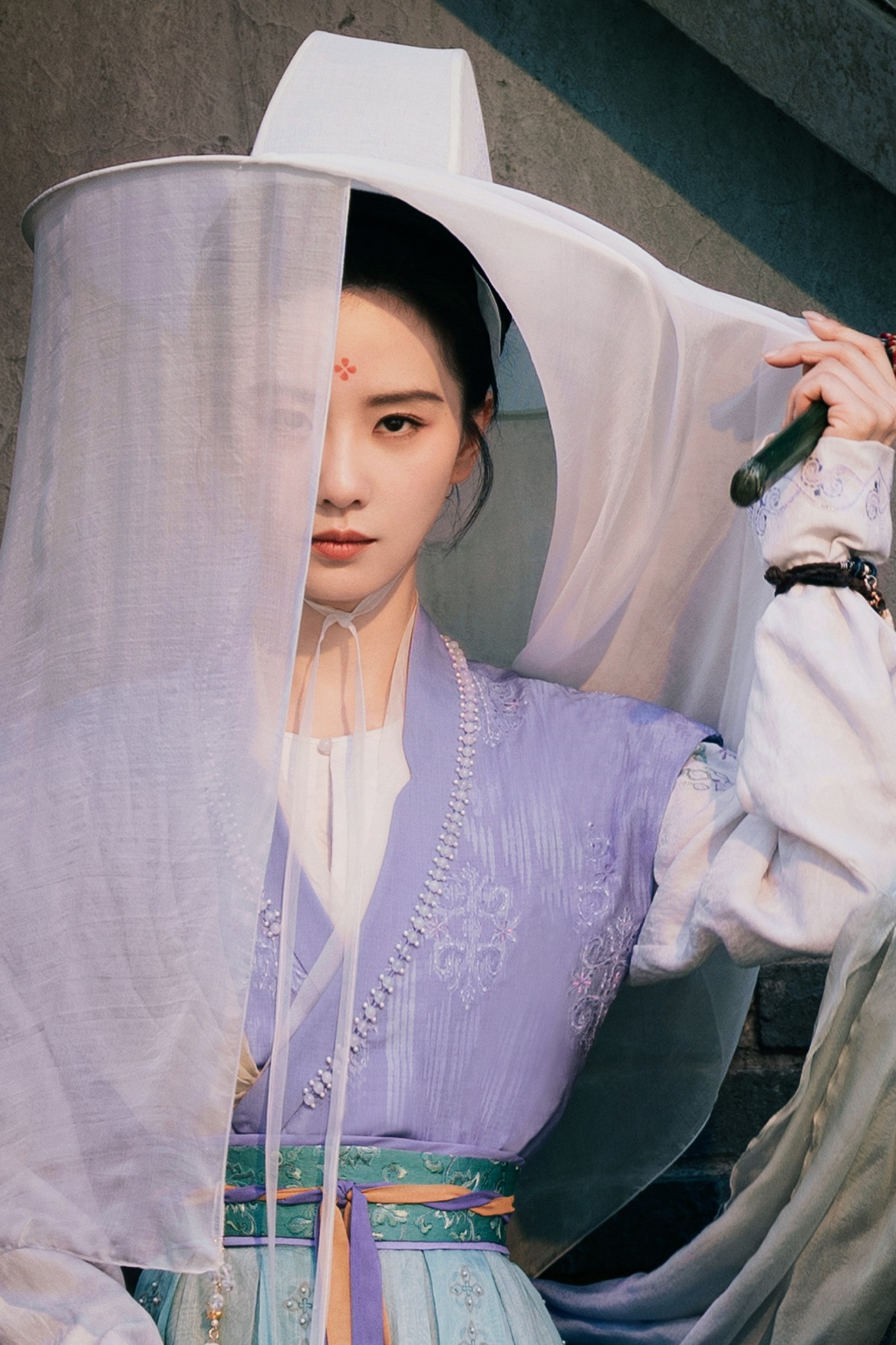 Cũng rơi vào hoàn cảnh giống Dương Mịch là Lưu Thi Thi. Trong những bức ảnh mà nữ diễn viên đăng tải, cô vẫn như thuở đôi mươi, ánh mắt có thần, làn da căng bóng. Tuy nhiên, trong loạt ảnh chụp trực tiếp trên trường quay phim Chưởng tâm, dung nhan tựa tiên tử của Lưu Thi Thi cũng không tránh khỏi dấu vết thời gian.