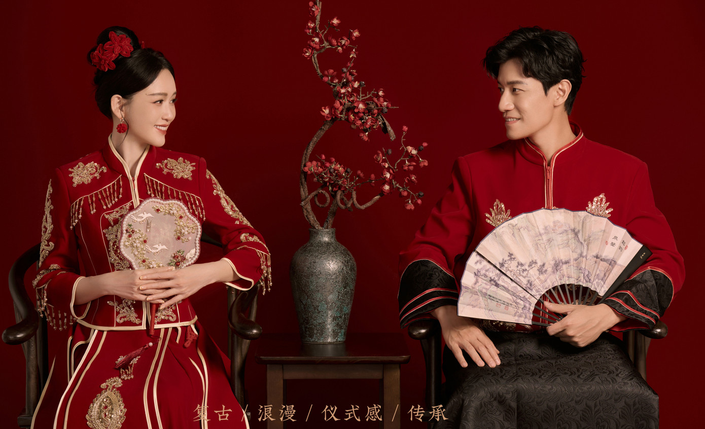 Theo Sina, ngày 30/7, Trần Kiều Ân và Alan Tằng Vỹ Xương đã đăng loạt ảnh cưới theo ba phong cách khác nhau với lý do kỷ niệm 2 năm ngày cưới, 5 năm ở bên nhau. Khi cả hai đến với nhau thông qua chương trình hẹn hò, không ai nghĩ họ có thể gắn bó bền chặt đến vậy.