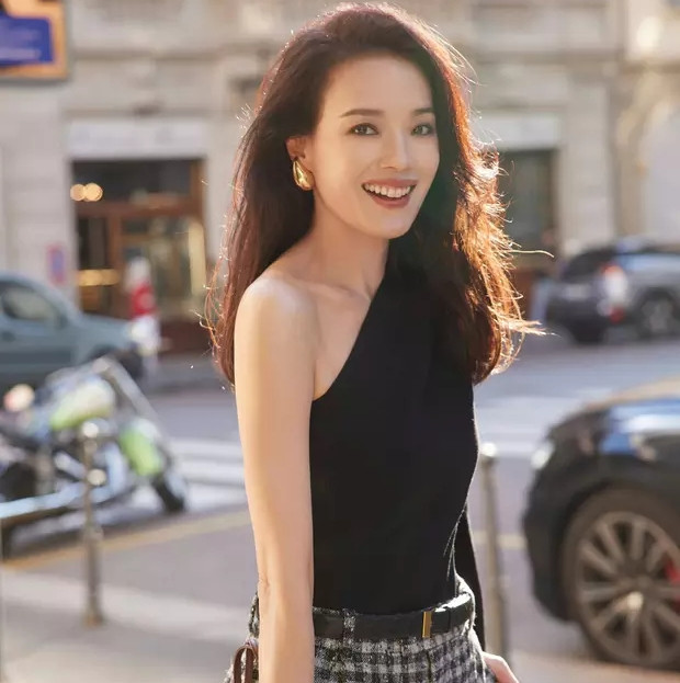 Ngày 21/9, khi xuất hiện tại show diễn Bottega Veneta, Thư Kỳ cũng khiến công chúng kinh ngạc với ngoại hình trẻ trung. Nữ diễn viên rạng rỡ và có làn da căng mịn như đang ở lứa tuổi 20-30 thay vì U50. Ngày 21/9, khi xuất hiện tại show diễn Bottega Veneta, Thư Kỳ cũng khiến công chúng kinh ngạc với ngoại hình trẻ trung. Nữ diễn viên rạng rỡ và có làn da căng mịn như đang ở lứa tuổi 20-30 thay vì U50.