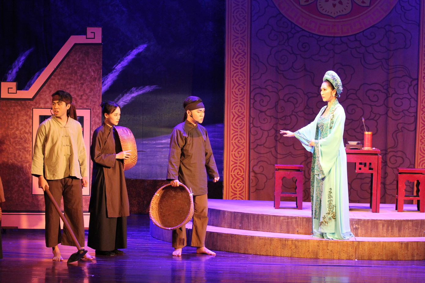 Nguyễn Thị Niên là người phụ nữ tài sắc vẹn toàn. Bà đã lấy sự hiểu biết của mình dạy người dân làm ăn, giải thích những hiện tượng kỳ bí để cứu các trinh nữ. Nguyễn Thị Niên là người phụ nữ tài sắc vẹn toàn. Bà đã lấy sự hiểu biết của mình dạy người dân làm ăn, giải thích những hiện tượng kỳ bí để cứu các trinh nữ.