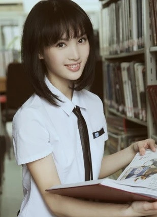 Ngày 20/2, QQ đưa tin nữ diễn viên Kim Thần đang đảm nhiệm vai nữ chính trong bộ phim Từ nam chí bắc chiếu trên sóng đài truyền hình Trung ương Trung Quốc CCTV. Bối cảnh của phim là thời đại những năm 1970, Trung Quốc đang trong thời kỳ cải cách. Tuy nhiên, gương mặt Kim Thần lộ rõ dấu vết phẫu thuật thẩm mỹ với đôi môi được bơm phồng, chiếc mũi giả, mí mắt đã được nhấn sâu. Vẻ đẹp nhân tạo của cô không phù hợp với thời đại, gây cảm giác khó chịu cho người xem.