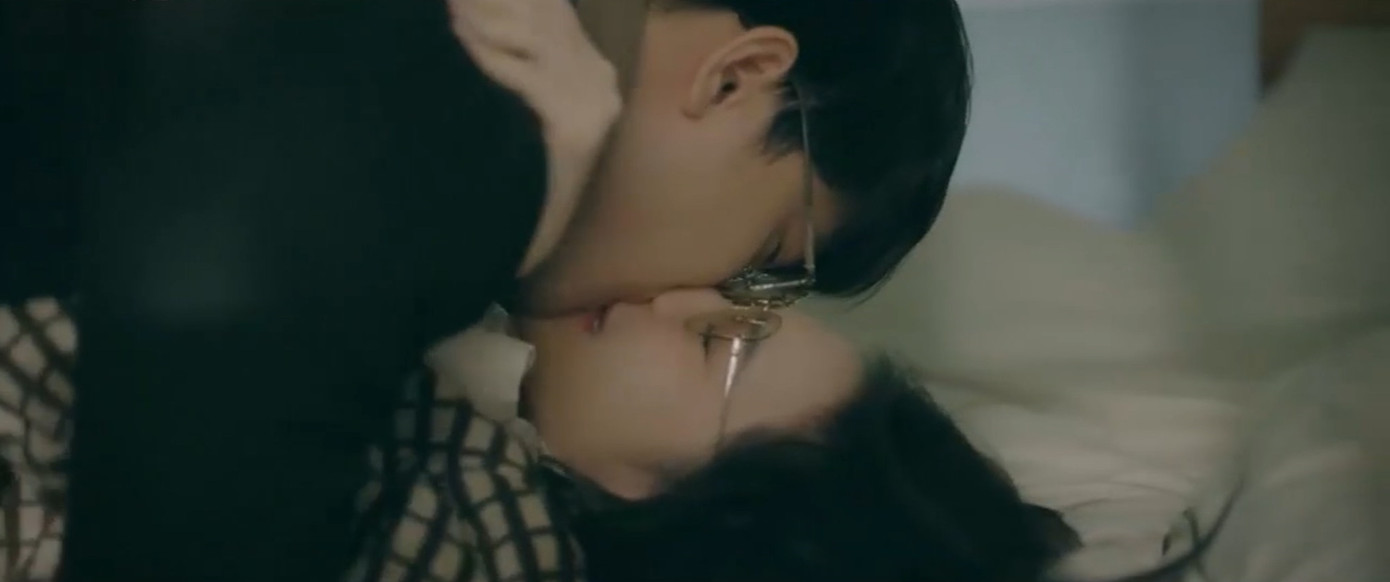 Các nhân vật nữ của phim liên tục bị tấn công tình dục. Các nhân vật nữ của phim liên tục bị tấn công tình dục.