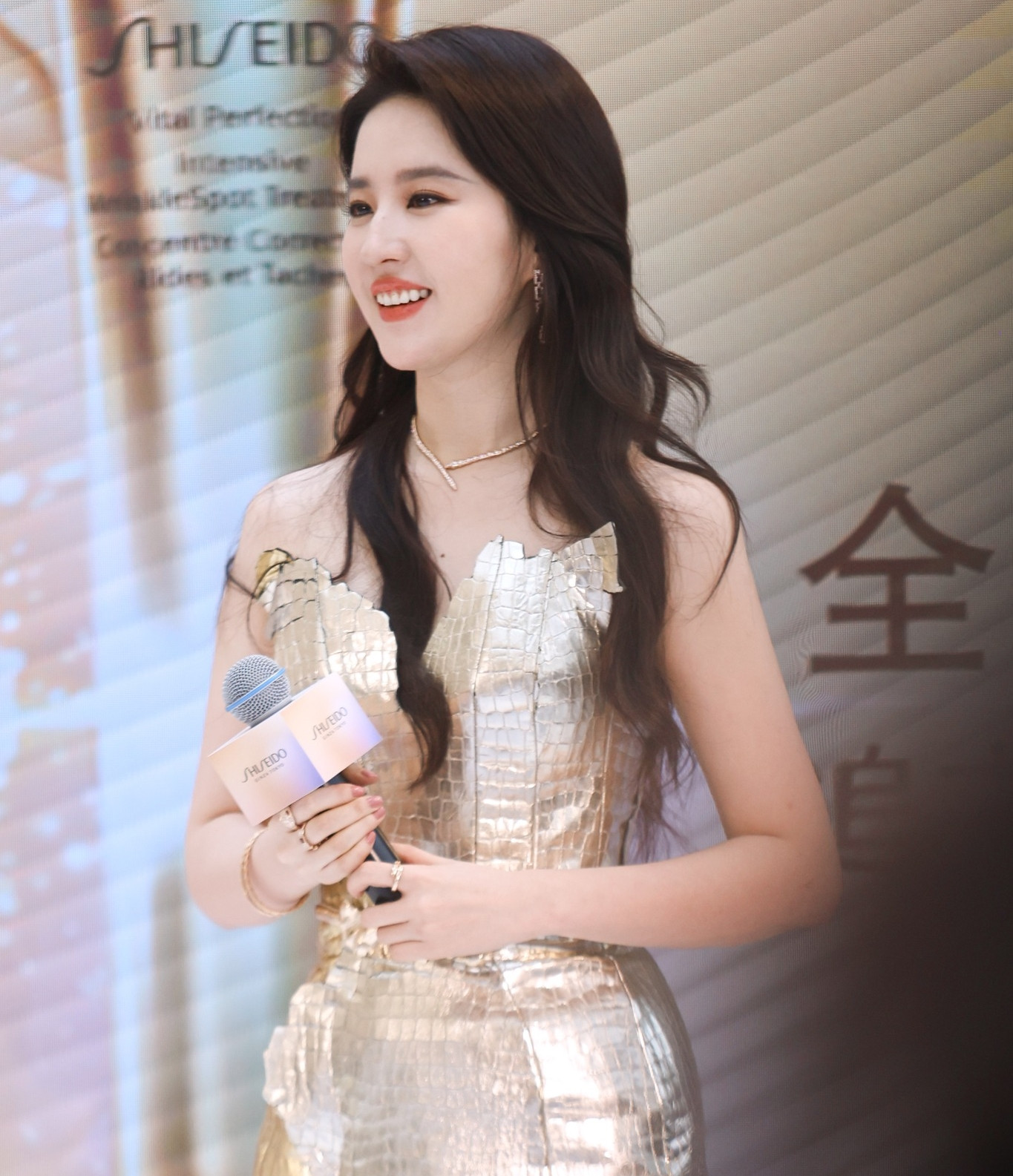 Lưu Diệc Phi được mệnh danh là &quot;Thần tiên tỷ tỷ&quot; do đó, cô coi trọng hình ảnh của mình trước công chúng. Tuy nhiên, nữ diễn viên có tạng người dễ tăng cân. Để có được hình ảnh hoàn hảo, Lưu Diệc Phi phải chỉnh sửa cho gương mặt, thân hình, bắp tay thon gọn hơn. Tuy nhiên, nhìn những hình ảnh thực tế, khán giả cho rằng nữ diễn viên có thể nặng tới 75 kg, bởi Lưu Diệc Phi cao tới 1,7 m.