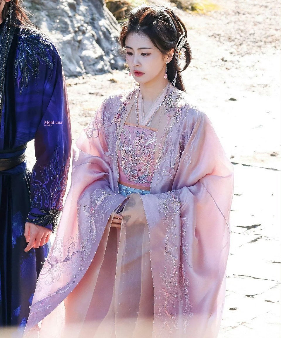 Bạch nguyệt phạn tinh có nội dung về nhị tiểu thư của tướng quân phủ Bạch Thước. Nàng một lòng mong tu tiên để trường sinh bất lão. Trong cuộc hành trình tìm kiếm sự bất tử đó, nàng vô tình cứu được Phạn Việt (Ngao Thụy Bằng đóng) - Đại thần Yêu Tộc. Họ đồng hành cùng nhau tiêu diệt yêu quái và dần nảy sinh tình cảm. Bạch nguyệt phạn tinh có nội dung về nhị tiểu thư của tướng quân phủ Bạch Thước. Nàng một lòng mong tu tiên để trường sinh bất lão. Trong cuộc hành trình tìm kiếm sự bất tử đó, nàng vô tình cứu được Phạn Việt (Ngao Thụy Bằng đóng) - Đại thần Yêu Tộc. Họ đồng hành cùng nhau tiêu diệt yêu quái và dần nảy sinh tình cảm.