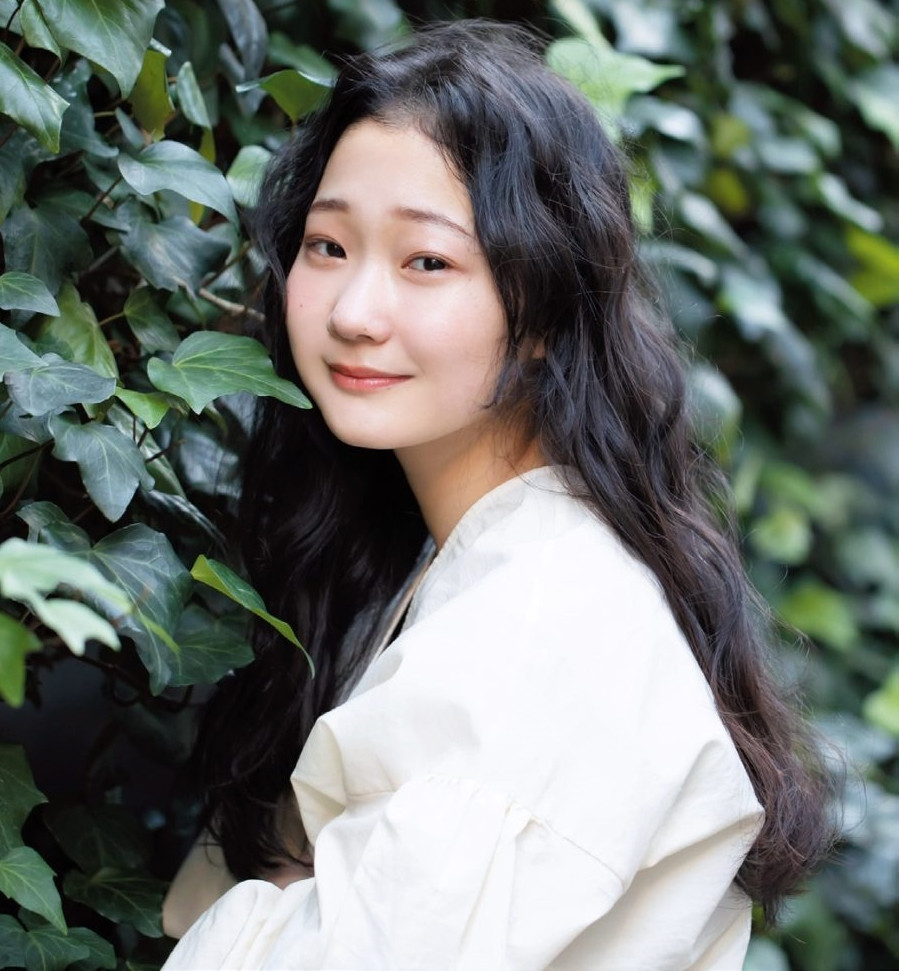 Ba nữ diễn viên sống cùng Higashide Masahiro vốn là bạn thân. Ba nữ diễn viên sống cùng Higashide Masahiro vốn là bạn thân.