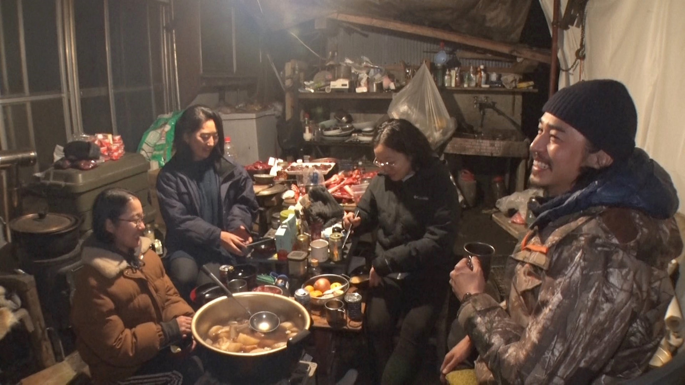 Higashide Masahiro lên núi ở ẩn đã vài tháng. Nam diễn viên bán "tự cung tự cấp" và cho biết đang theo đuổi cuộc sống tự do. Higashide Masahiro lên núi ở ẩn đã vài tháng. Nam diễn viên bán "tự cung tự cấp" và cho biết đang theo đuổi cuộc sống tự do.