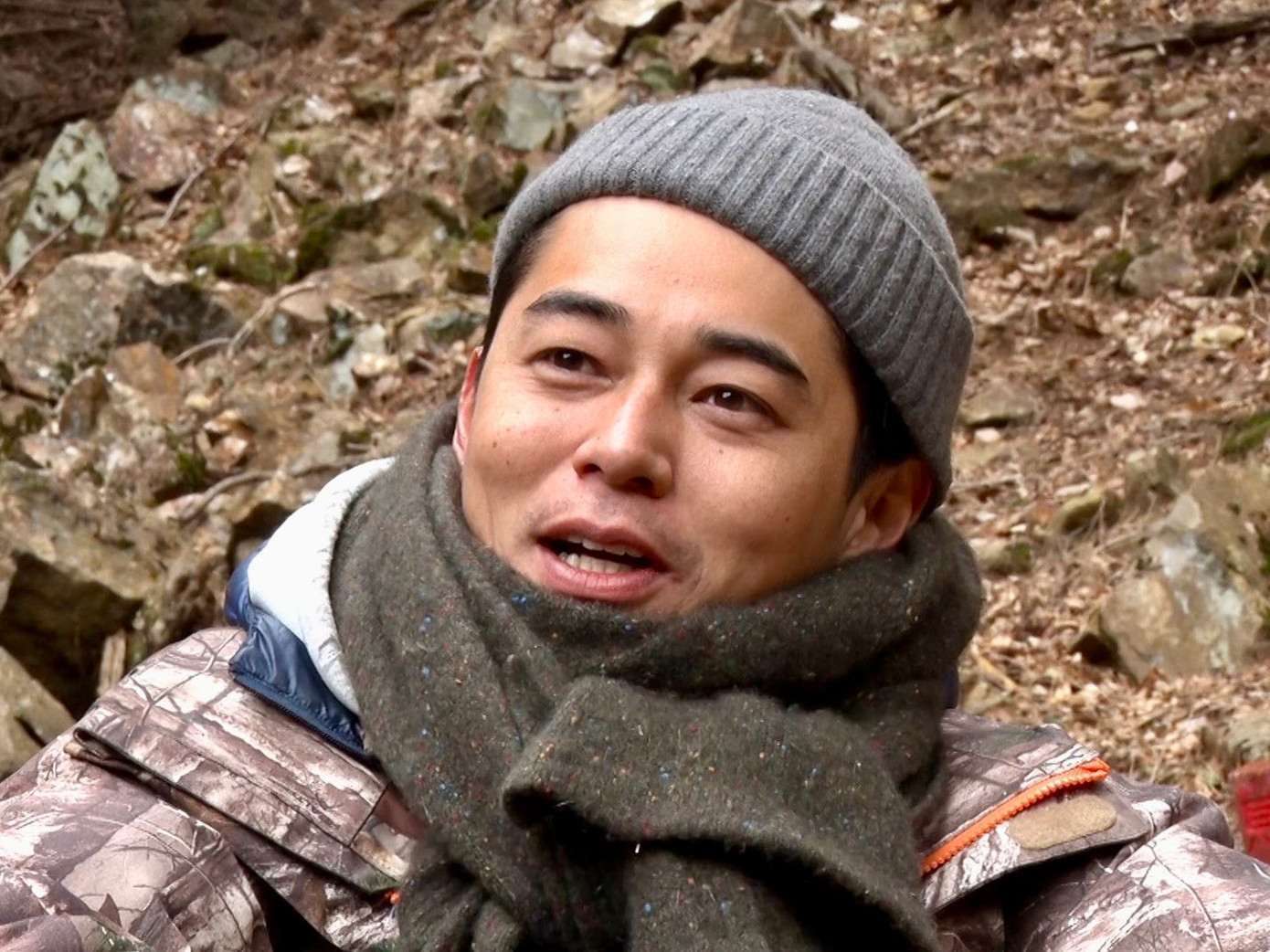 Higashide Masahiro lên núi ở ẩn đã vài tháng. Nam diễn viên bán "tự cung tự cấp" và cho biết đang theo đuổi cuộc sống tự do. Higashide Masahiro lên núi ở ẩn đã vài tháng. Nam diễn viên bán "tự cung tự cấp" và cho biết đang theo đuổi cuộc sống tự do.