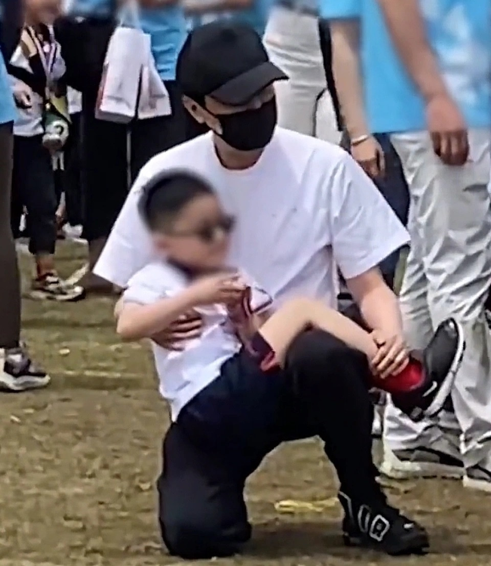 Con trai Triệu Lệ Dĩnh và Phùng Thiệu Phong giành huy chương vàng hội thao tại trường mẫu giáo. Con trai Triệu Lệ Dĩnh và Phùng Thiệu Phong giành huy chương vàng hội thao tại trường mẫu giáo.