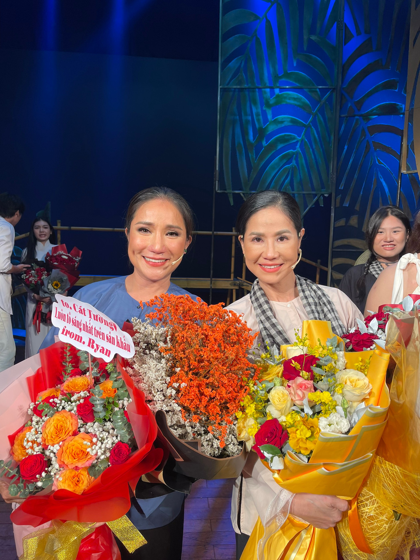 Vở kịch có bối cảnh về thời hậu chiến, thể hiện nỗi đau của những bà mẹ có con tham gia chiến tranh, nhưng mỗi người lại ở hoàn cảnh khác nhau.