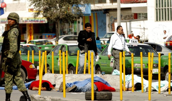 Thi thể năm tài xế nằm trên đường. Ảnh: Getty Images. Thi thể năm tài xế nằm trên đường. Ảnh: Getty Images