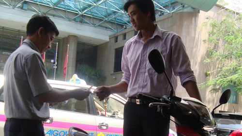 Nhọc nhằn với giấc mơ 'sao' ảnh 1 Người mẫu Thành Nghiệp đi làm bằng chiếc xe Wave RS mua từ tiền đi diễn Ảnh: My Lăng