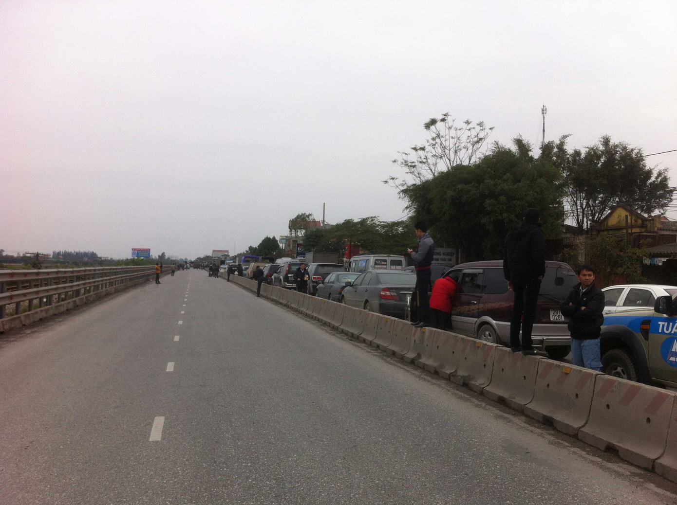 Hàng ngàn chiếc xe ô tô bị kẹt cứng nhiều giờ trên quốc lộ 21 đoạn qua thị trấn Mỹ Lộc chiều 6-1-2013, chờ qua cầu Đặng Xá đang được sửa chữa, nâng cấp