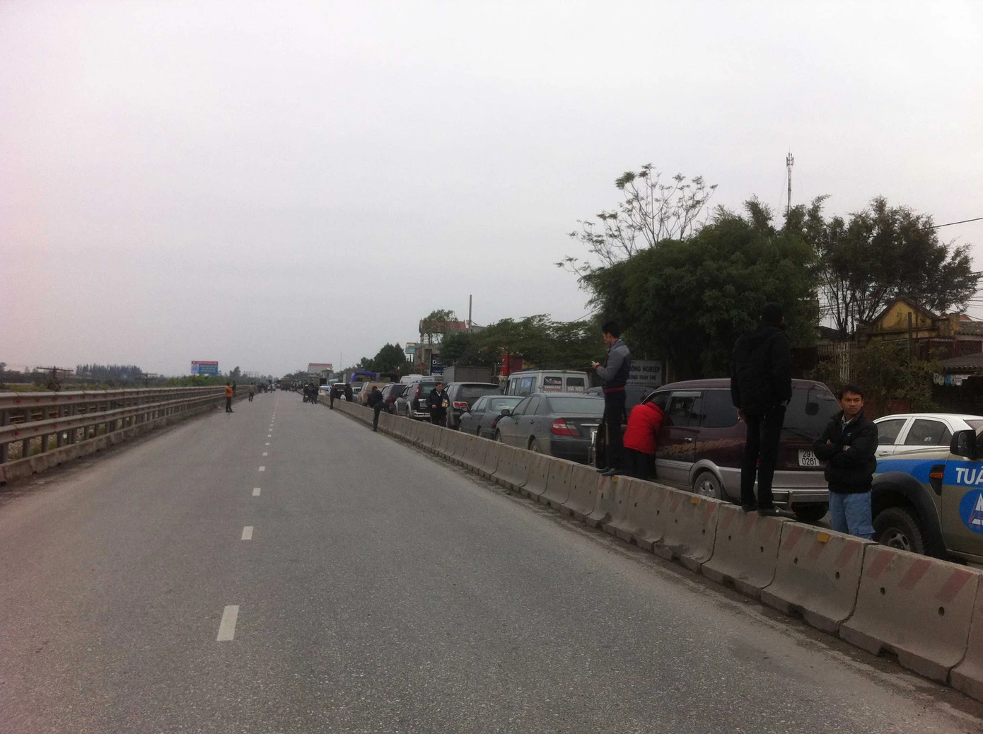 Hàng ngàn chiếc xe ô tô bị kẹt cứng nhiều giờ trên quốc lộ 21 đoạn qua thị trấn Mỹ Lộc chiều 6-1-2013, chờ qua cầu Đặng Xá đang được sửa chữa, nâng cấp