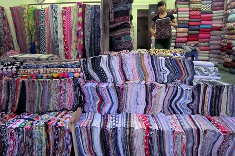 Vải vóc bày ngồn ngộn khắp khu chợ