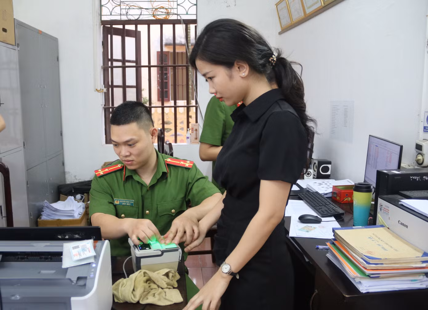 Người dân làm thủ tục trong quá trình cấp thẻ căn cước. Ảnh: VGP.