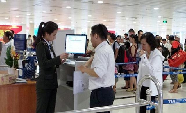 Người dân làm thủ tục xuất cảnh tại sân bay. Ảnh minh họa: Ảnh Vnbusines.