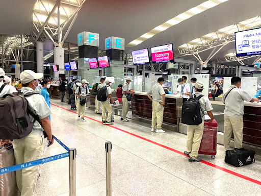 Người lao động làm thủ tục xuất cảnh đi làm việc ở nước ngoài. Ảnh minh họa: Colab. Người lao động làm thủ tục xuất cảnh đi làm việc ở nước ngoài. Ảnh minh họa: Colab.