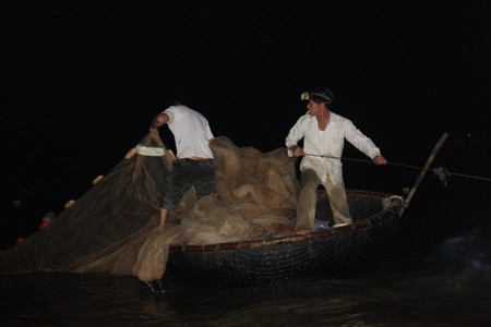 Kiếm tiền triệu mỗi đêm từ việc bắt cá mú giống ảnh 4