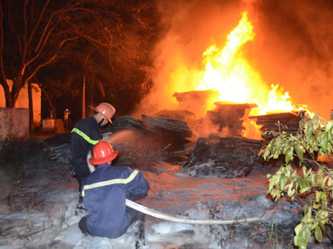 Hiện trường vụ cháy ở nhà máy tuyển than Nam Cầu Trắng (TP Hạ Long-Quảng Ninh)
