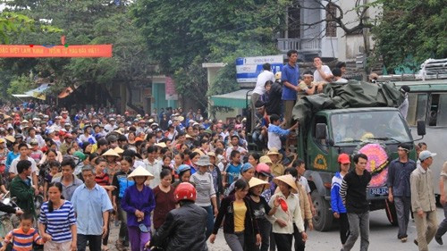 Trưa ngày 19/10, quan tài của sản phụ xấu số được đưa trên xe tải qua thị trấn Vạn Hà huyện Thiệu Hóa khiến hàng nghìn người dân tò mò