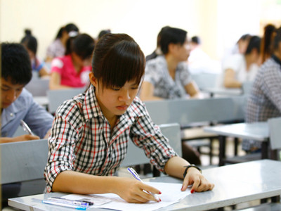 Tỷ lệ thí sinh thi ĐH, CĐ chọn khối C rất thấp nên môn sử thường bị các em xem nhẹ khi học phổ thông. Trong ảnh là kỳ thi tuyển sinh ĐH năm 2012 tại một điểm thi ở Hà Nội. Ảnh: Hồng Vĩnh