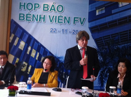 Bệnh viện FV họp báo để nói rõ về cái chết của ông Mai Trung Kiên - Ảnh: L.N