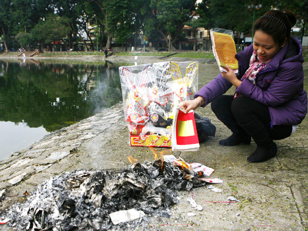 Hóa vàng mã ngay trên Hồ Thiền Quang