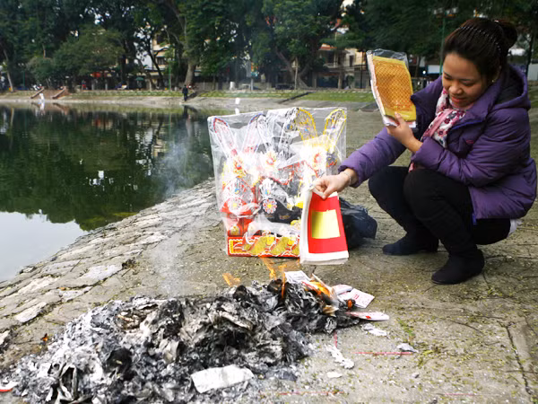 Hóa vàng mã ngay trên Hồ Thiền Quang