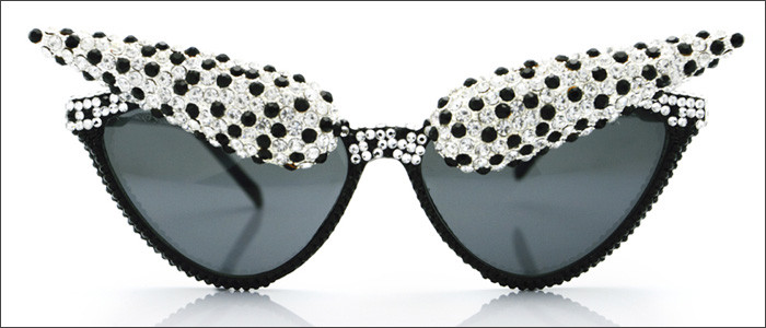 Kính chuồn đính đá quý màu vàng có giá 280 đô la Mỹ Kính mắt màu xám ghi với viền hoa nhựa tinh tế sang trọng có giá 400 đô la Mỹ Kính không số viền đá pha lê đen có giá 280 đô la Mỹ Kính mắt với viền xéo và dây đeo vàng đín lục lặc có giá 300 đô la Mỹ Kính mắt mèo với thiết kế tinh xảo và sang trọng có giá bán 270 đô la Mỹ Chiếc kính này có giá 280 đô la Mỹ Mẫu kính dành cho các ngôi sao với hình vương miện trên gọng được bán với giá 290$ Bạn cần chi 320 usd cho chiếc kính mắt mèo đính ngọc trai sáng loáng này 350 usd là giá cho chiếc kính "trăng sao" ngộ nghĩnh màu đen Những viên pha lê lớn khiến chiếc kính mắt mèo có giá tới 370 usd Kính dành cho các tín đồ thời trang rock-chic với những chiếc đầu lâu độc đáo mang tên Big Cartel có giá 350 usd Chiếc kính tên gọi Bleach có giá 250 usd Mẫu Bootsy_white có giá bán 275 usd Kính Ellington_black được bán với giá 250 usd Kính gọng đính hạt vàng có giá 800 usd Chiếc Lux_black này bạn cần chi 250 usd nếu muốn có nó Một thiết kế hoàn hảo mang têb Phillips_pastel, nó có giá 250 usd Chiếc Rockstar_gold được bán với giá 250 usd