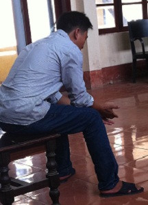 Con trai của bị cáo và bị hại ngồi thu lu một mình một góc