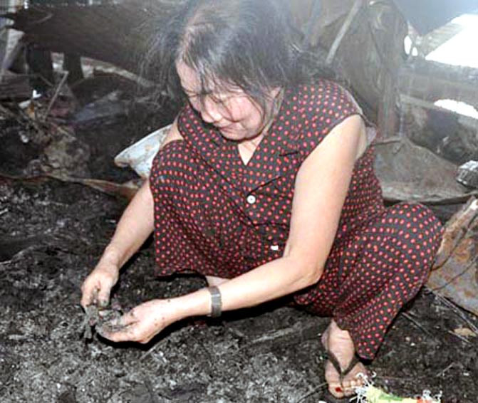 Trong đống tro tàn này bà Mai may mắn tìm được 20 cây vàng