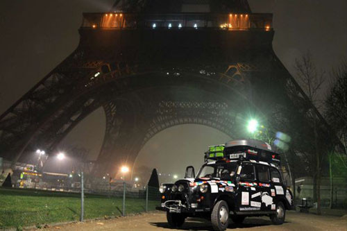 Chiếc taxi dưới chân tháp Eiffel, ở thủ đô Paris, nước Pháp