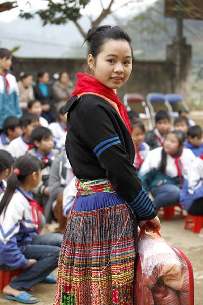 Em Hà Thị Thu Nương , học sinh nội trú Trường THCS Kiên Thành nhận chăn ấm và học bổng của Báo Tiền Phong