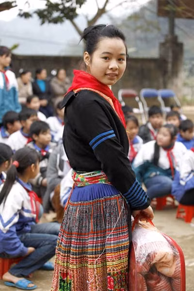 Em Hà Thị Thu Nương , học sinh nội trú Trường THCS Kiên Thành nhận chăn ấm và học bổng của Báo Tiền Phong