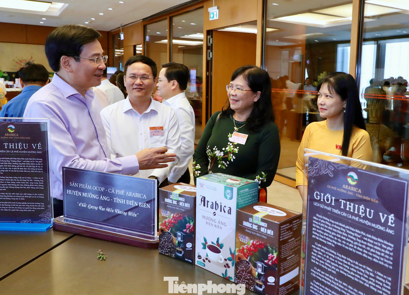 Đại biểu Quốc hội đến tham quan khu vực trưng bày và thưởng thức cà phê Mường Ảng.