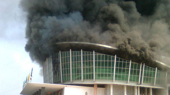 Khói ngùn ngụt bốc lên bao phủ toàn thành phố