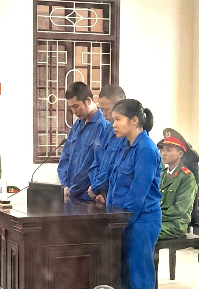 Ba bị cáo Nguyễn Thị Thủy, Lê Văn Minh, Trần Văn Bửu tại phiên tòa xét xử sơ thẩm. Ba bị cáo Nguyễn Thị Thủy, Lê Văn Minh, Trần Văn Bửu tại phiên tòa xét xử sơ thẩm.