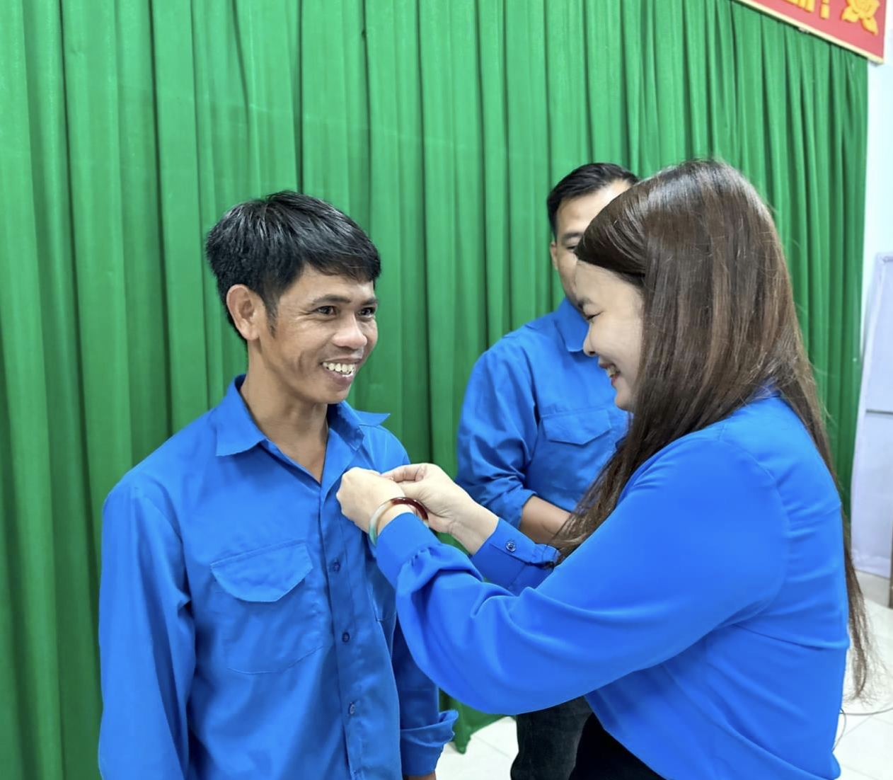 Bí thư Tỉnh Đoàn Quảng Trị - chị Trần Thị Thu trao Huy hiệu “Tuổi trẻ dũng cảm” cho 2 đoàn viên Nguyễn Quang Đình và Đoàn Linh. Ảnh: TĐQT Bí thư Tỉnh Đoàn Quảng Trị - chị Trần Thị Thu trao Huy hiệu “Tuổi trẻ dũng cảm” cho 2 đoàn viên Nguyễn Quang Đình và Đoàn Linh. Ảnh: TĐQT