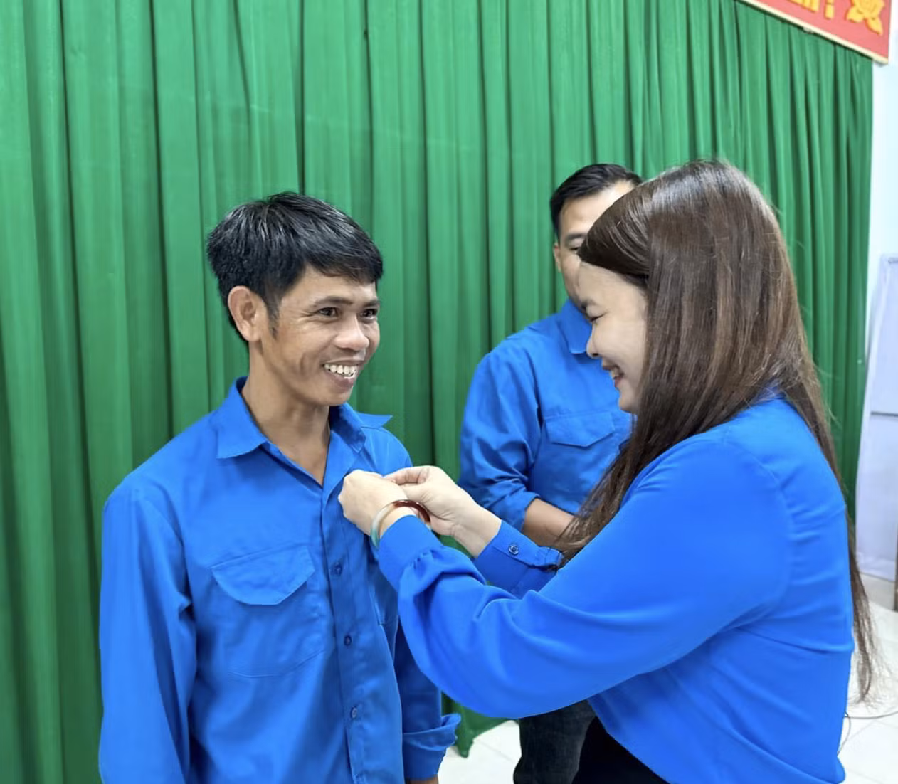 Bí thư Tỉnh Đoàn Quảng Trị - chị Trần Thị Thu trao Huy hiệu “Tuổi trẻ dũng cảm” cho 2 đoàn viên Nguyễn Quang Đình và Đoàn Linh. Ảnh: TĐQT
